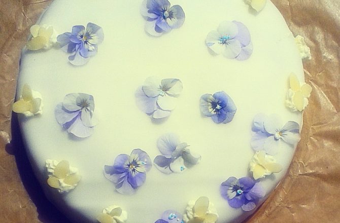 Meine himmlische Veilchen-Blüten-Torte